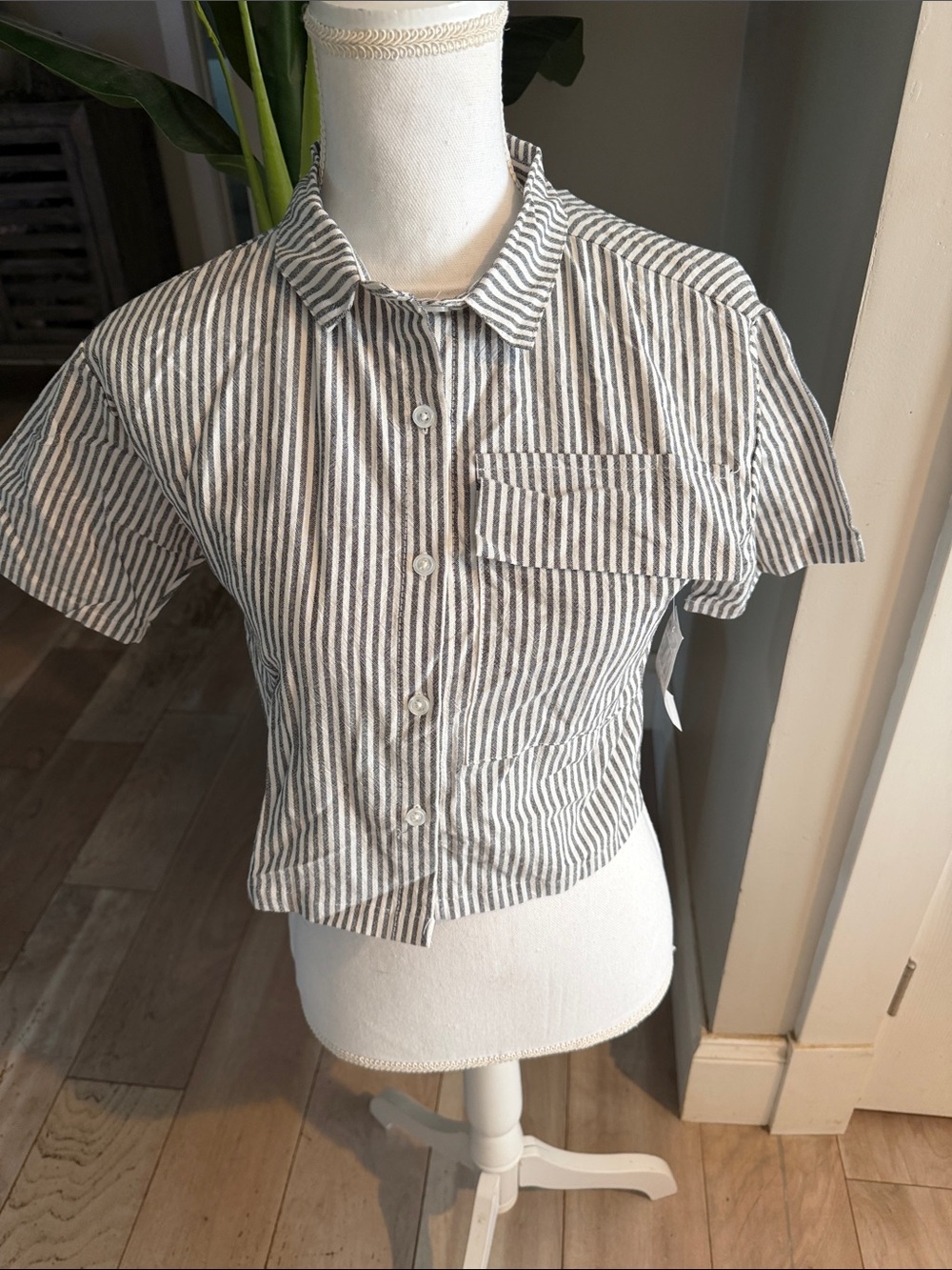Jessica Simpson Gray and White Striped Short Sleeve Button-Up Crop Top